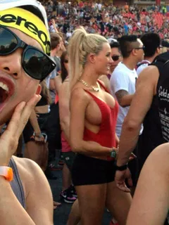 giant tanktop tits with no bra on hot fitness chick at concert