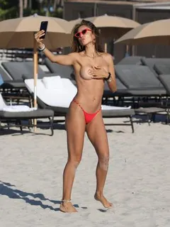 patricia contreras topless make selfies on a beach