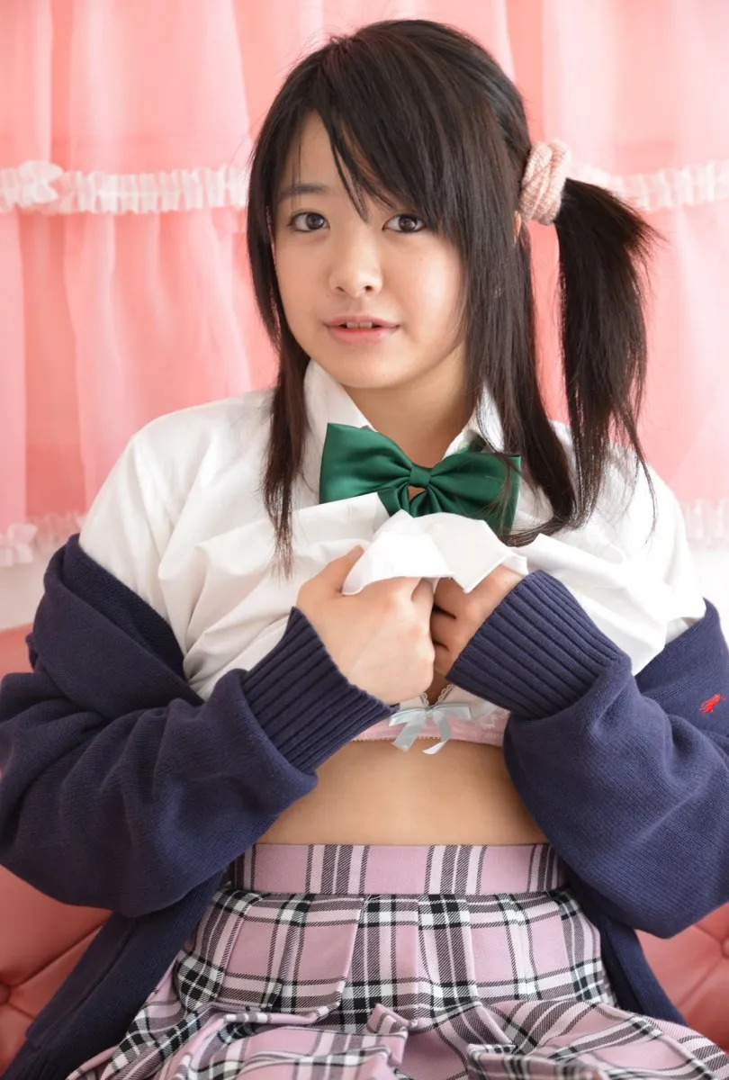 Aki Hinomoto in All Gravure set Upskirt Tease