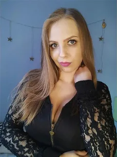 busty ania likes to show her cleavage