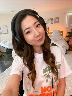 fuslie (streamer) - bedroom selfie before stream