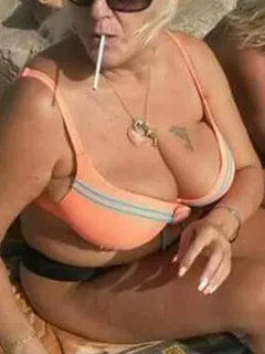 sexy capri mom at the beach ❤❤