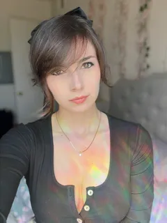 kaitlin witcher (streamer) - showing a bit of booba