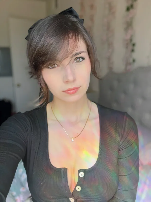 kaitlin witcher (streamer) - showing a bit of booba