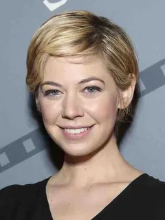 analeigh tipton blond pixie haircut