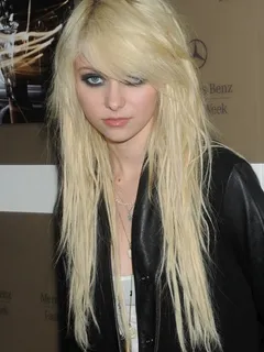 taylor momsen -7/93 -5'8''- 34-25-35''-32b-bra -119lbs -8.5-shoe, hot singer, sweet cunnilingus! -yum! yum!