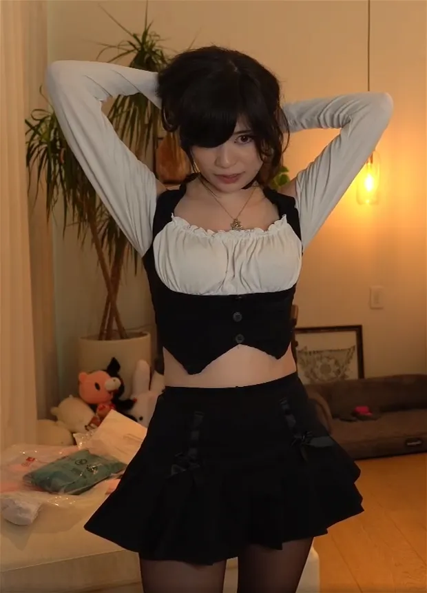 emiru (streamer) - showing off her petite figure