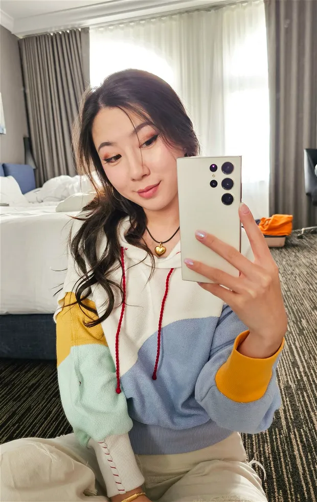 fuslie (streamer) - hotel floor selfie