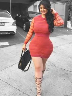 graciela montes showing hourglass curves