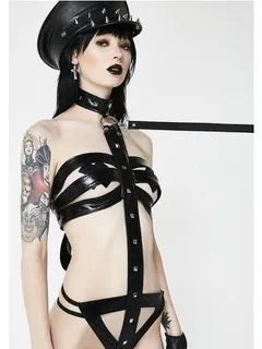 sexy, pale, goth babe!