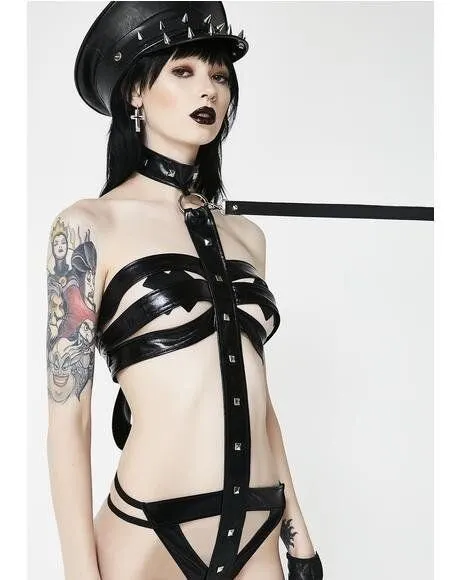 sexy, pale, goth babe!