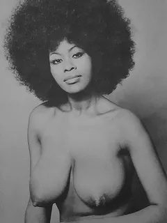 modella nuda nera con afro