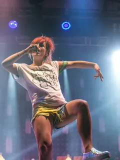 lily allen panties view up her shorts on stage