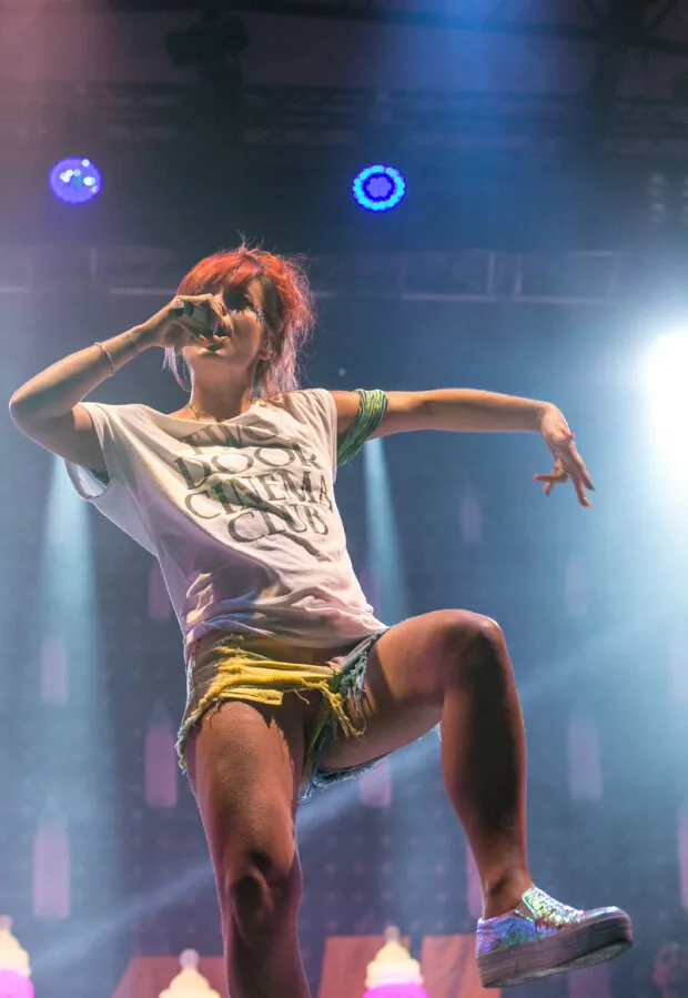 lily allen panties view up her shorts on stage