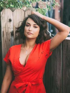 milana vayntrub