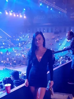 brunette bimbo at the concert