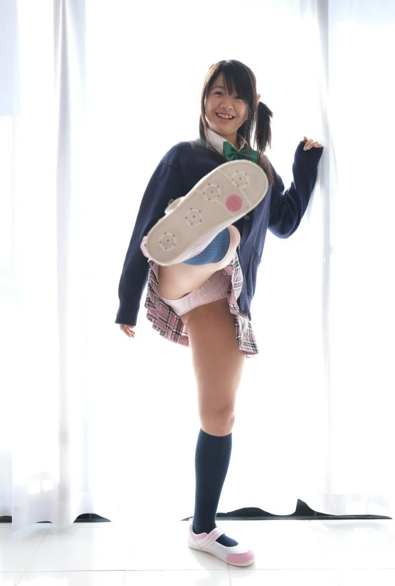 Aki Hinomoto in All Gravure set Upskirt Tease