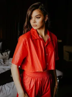 hailee steinfeld  red jumpsuit