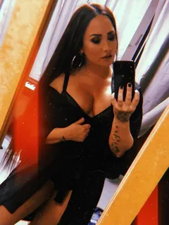 demi lovato cleavage