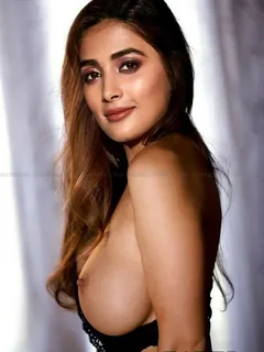 pooja hegde big boobs