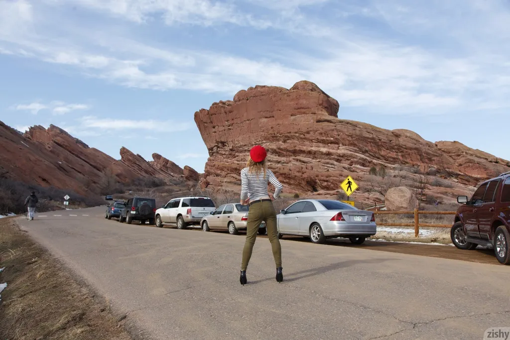 Hilary Craig in Zishy set At Red Rocks