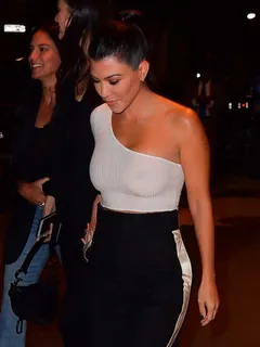 kourtney kardashian big brown nipples with no bra