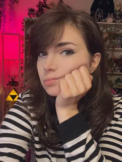 kaitlin witcher (streamer) - side eye