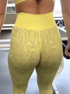 anfisa working out in yellow leggings