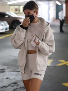 hailey bieber’s masked cameltoe 01