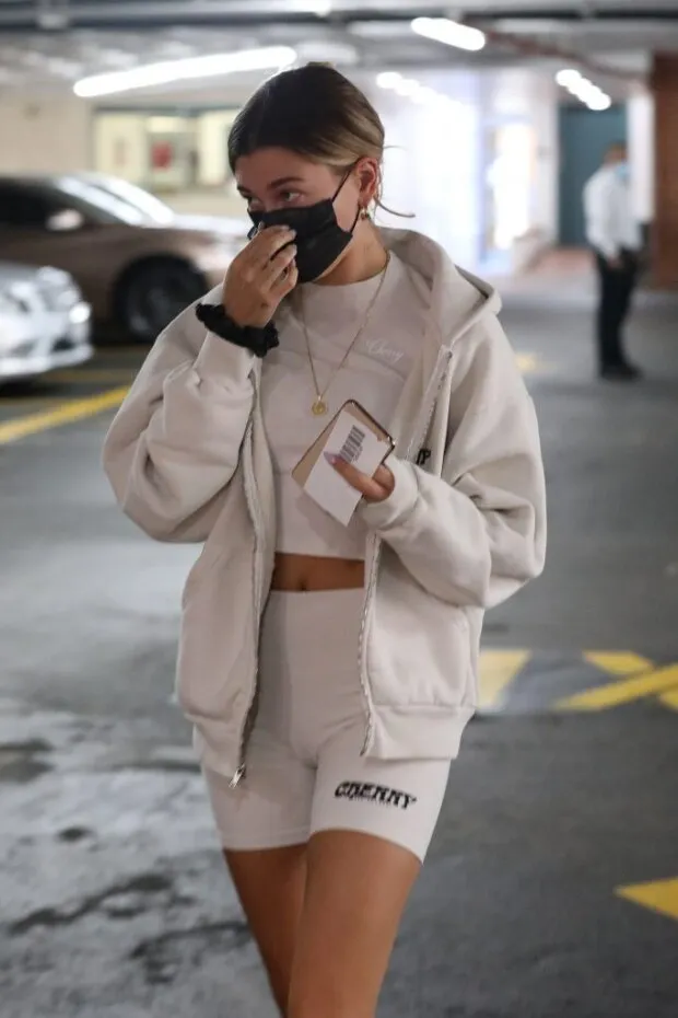 hailey bieber’s masked cameltoe 01