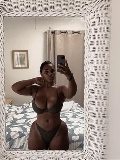nu-ski selfie in a bikini