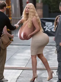 iggy azalea’s huge tits out in public