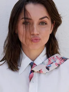 ana de armas is lookin your way...