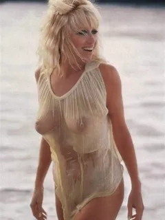 suzanne somers belle tette senza reggiseno