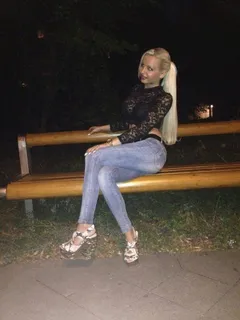 dogging blonde waiting for some horny guys on a bech in public park