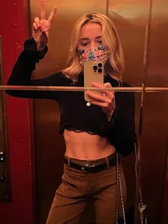 kiernan shipka - lift selfie