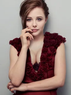 chloe grace moretz nice cleavage