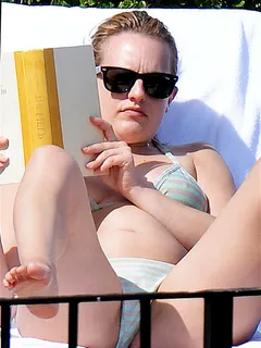 elisabeth moss - bikini 1