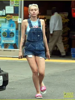 exclusive to inf. all-rounder. july 15, 2014: miley cyrus in a pair of denim overall shorts goes to the gas station to fuel up her porsche, west hollywood, ca. mandatory credit: chiva/infphoto.com ref.: infusla-276|sp|exclusive to inf. all-rounder.