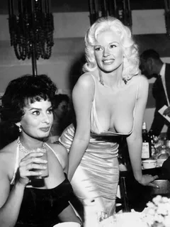 jane mansfield, seins presque nus, ã  une fãªte de sophia loren (michael ochs archives)