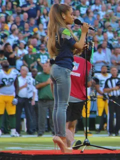 ariana grande jeans butt