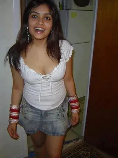 sexy cleavage hot bhabhi indian aunty twitter