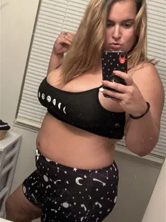 thicky posing in a mirror selfie. big fuckin tits
