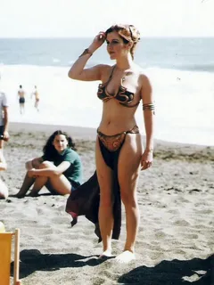 princess-leia-bikini-return-jedi-beach-shoot-1983-carrie-fisher-13