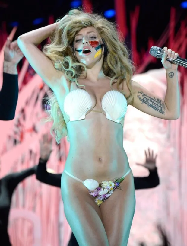 la célèbre lady gaga est lingerie très sexy