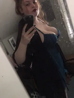 busty bbw babe shows her tits!