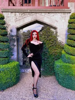 yes, my hedge is well groomed (model: dani divine)