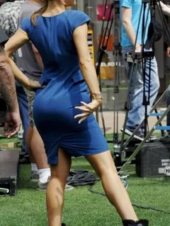 maria menounos sticking her ass out