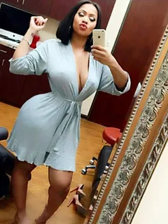 bust black babe taking sexy selfie