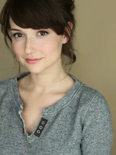 milana vayntrub (lilly from at&t commercial) i think she is my new obsession!